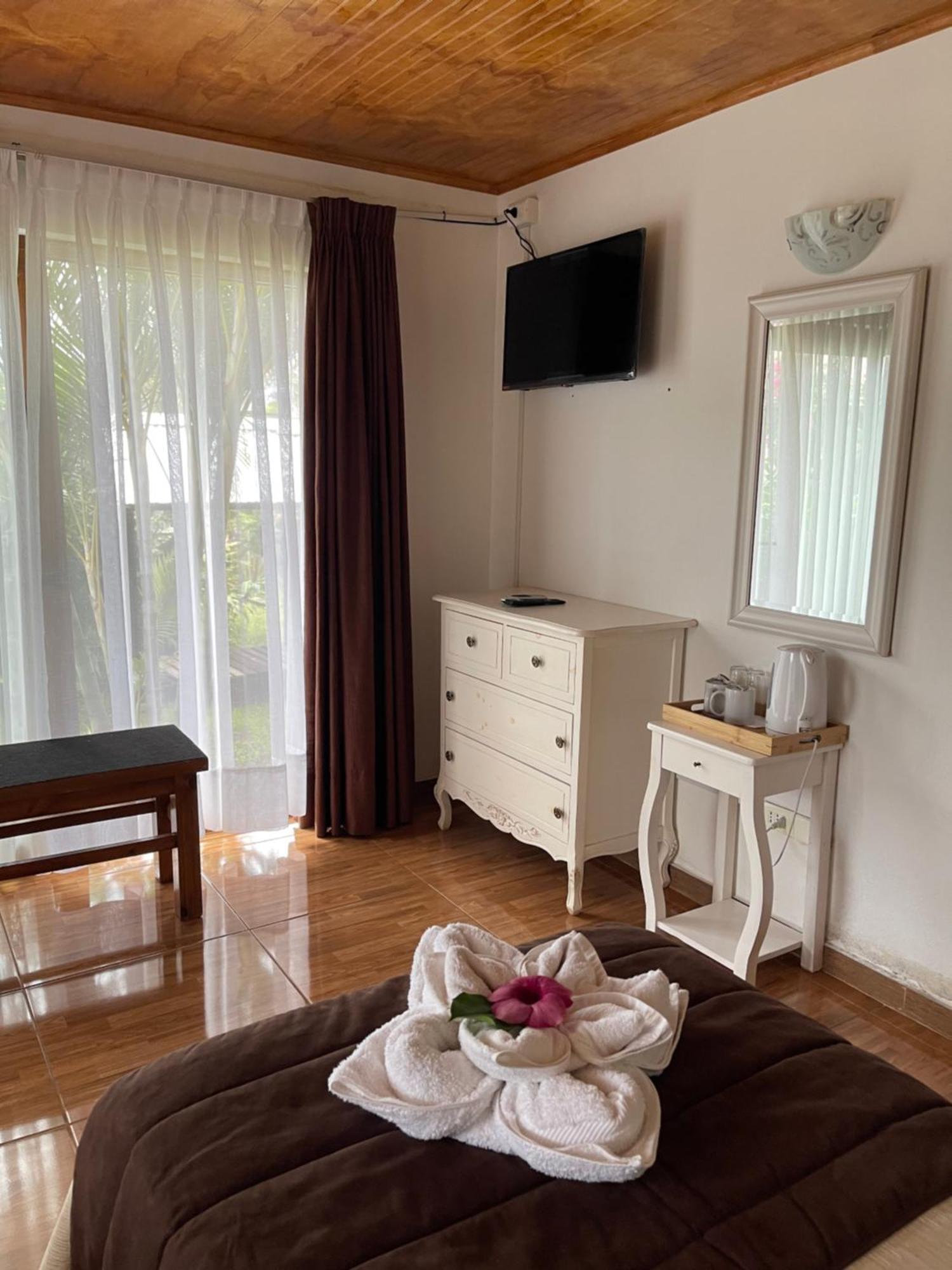 Teanehi Bed & Breakfast Ханга Роа Екстериор снимка